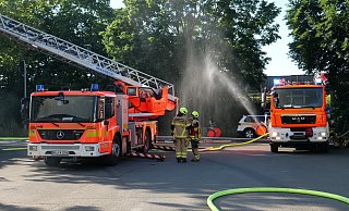 Löschwasser: Ein Loch im Schlauch sorgt für einen feinen Wasserball beim Einsatz am Atlaswerk. Trotz der großen Wasserentnahme war der Einsatz für die Wasserwerke kein Problem. - Ralph Meyer Löschwasser: Ein Loch im Schlauch sorgt für einen feinen Wasserball beim Einsatz am Atlaswerk. Trotz der großen Wasserentnahme war der Einsatz für die Wasserwerke kein Problem. - Ralph Meyer
