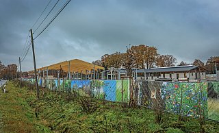 Hinter dem bunten Bauzaun mit Naturbildern schlummert die Baustelle der geplanten SL Riding Ranch. Ob der generelle Baustopp bestehen bleibt oder aufgehoben wird, darüber entscheiden die Richter am Verwaltungsgericht Minden. - Sarah Jonek Hinter dem bunten Bauzaun mit Naturbildern schlummert die Baustelle der geplanten SL Riding Ranch. Ob der generelle Baustopp bestehen bleibt oder aufgehoben wird, darüber entscheiden die Richter am Verwaltungsgericht Minden. - Sarah Jonek
