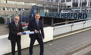 Armin Sülberg übergibt Peter Hutmacher den Staffelstab. Mit dem neuen Vorstand des Klinikums Herford trifft er sich aber weiterhin einmal wöchentlich, um sein Wissen an Hutmacher weiterzugeben. - Corina Lass Armin Sülberg übergibt Peter Hutmacher den Staffelstab. Mit dem neuen Vorstand des Klinikums Herford trifft er sich aber weiterhin einmal wöchentlich, um sein Wissen an Hutmacher weiterzugeben. - Corina Lass