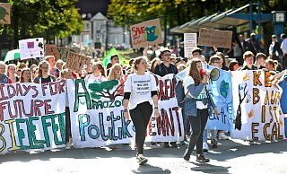Fridays for Future ruft zum Riesenprotest auf. Mit Erfolg. Allein in NRW demonstrieren Zehntausende. - Sarah Jonek Fridays for Future ruft zum Riesenprotest auf. Mit Erfolg. Allein in NRW demonstrieren Zehntausende. - Sarah Jonek