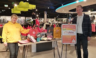 Susanne Saage und Jens Klingemann freuen sich über die gemeinsame Aktion. - Modehaus Klingemann Susanne Saage und Jens Klingemann freuen sich über die gemeinsame Aktion. - Modehaus Klingemann