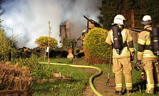 Eine Gartenhütte in der Kleingartenanlage Bornebrede in Warburg hat gebrannt. Die Ursache ist noch unklar. - Feuerwehr Warburg Eine Gartenhütte in der Kleingartenanlage Bornebrede in Warburg hat gebrannt. Die Ursache ist noch unklar. - Feuerwehr Warburg