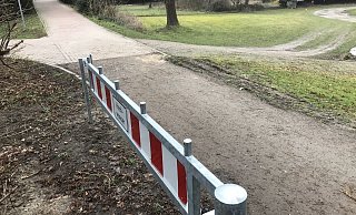 Die Schranke steht in der Nähe der Tennishalle im Dall. Sie kann bei Flut auf den Weg geschwenkt werden. Im Hintergrund ist die Brücke zum Gymnasium zu sehen. - Dirk Windmöller Die Schranke steht in der Nähe der Tennishalle im Dall. Sie kann bei Flut auf den Weg geschwenkt werden. Im Hintergrund ist die Brücke zum Gymnasium zu sehen. - Dirk Windmöller