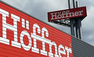 In Paderborn soll es keinen mehr als 50 Meter hohen Werbemast vor dem Höffner-Möbelhaus geben. - picture alliance / Horst Ossinger In Paderborn soll es keinen mehr als 50 Meter hohen Werbemast vor dem Höffner-Möbelhaus geben. - picture alliance / Horst Ossinger