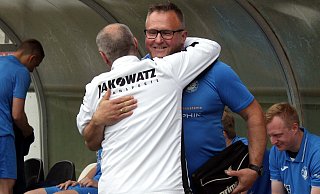 Stift-Betreuer Frank Milo (in weißer Jacke) beglückwünscht Brakes Torwarttrainer Janusz Witt zur Teilnahme an der Aufstiegsrunde. - Stefan Hageböke Stift-Betreuer Frank Milo (in weißer Jacke) beglückwünscht Brakes Torwarttrainer Janusz Witt zur Teilnahme an der Aufstiegsrunde. - Stefan Hageböke