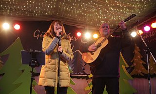 Die aus der TV-Show „The Voice of Germany" bekannte Gütersloherin Madline Wittenbrink stand zur Eröffnung des Weihnachtsmarktes mit dem Verler Gitarristen Jay auf der Bühne am Berliner Platz. - Max Maschmann Die aus der TV-Show „The Voice of Germany" bekannte Gütersloherin Madline Wittenbrink stand zur Eröffnung des Weihnachtsmarktes mit dem Verler Gitarristen Jay auf der Bühne am Berliner Platz. - Max Maschmann
