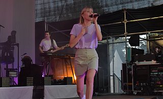 Die Sängerin LEA singt neben bekannten Hits auch neue Lieder von ihrem noch unveröffentlichten Album. - Julia Stratmann Die Sängerin LEA singt neben bekannten Hits auch neue Lieder von ihrem noch unveröffentlichten Album. - Julia Stratmann