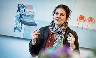 Seit 2016 leitet Caro Brauneis das Gymnasium am Waldhof. Dass die Erweiterungspläne für ihre Schule jetzt am Denkmalschutz für das Haus des Handwerks scheitern könnten, hat sie nach eigenen Worten entsetzt. - Barbara Franke Seit 2016 leitet Caro Brauneis das Gymnasium am Waldhof. Dass die Erweiterungspläne für ihre Schule jetzt am Denkmalschutz für das Haus des Handwerks scheitern könnten, hat sie nach eigenen Worten entsetzt. - Barbara Franke