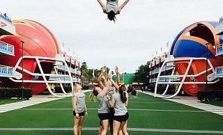 Hoch hinaus in Orlando: Die Cat-ix-Formation mit Sarah Möller, Marleen Lohnmann, Ilka Mayr, Marcus Wippermann, Nina Henrichs und »Fliegerin« Anna Kästel gewann bei der offenen WM vor zwei Jahren Bronze. - Cat-ix Hoch hinaus in Orlando: Die Cat-ix-Formation mit Sarah Möller, Marleen Lohnmann, Ilka Mayr, Marcus Wippermann, Nina Henrichs und »Fliegerin« Anna Kästel gewann bei der offenen WM vor zwei Jahren Bronze. - Cat-ix