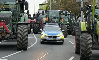 Angesichts von rund 300 Schleppern wirkt der Streifenwagen recht winzig. - Ralph Meyer Angesichts von rund 300 Schleppern wirkt der Streifenwagen recht winzig. - Ralph Meyer