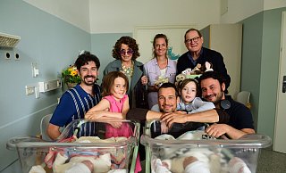 Die Crew von "Oskars Kleid". Der Filmemacher Hüseyin Tabak ist ganz unten rechts zu sehen. - 2020 PANTALEON Films GmbH / Erfttal Film- und Fernsehproduktion GmbH & Co. KG / Warner Bros. Entertainment GmbH Die Crew von "Oskars Kleid". Der Filmemacher Hüseyin Tabak ist ganz unten rechts zu sehen. - 2020 PANTALEON Films GmbH / Erfttal Film- und Fernsehproduktion GmbH & Co. KG / Warner Bros. Entertainment GmbH