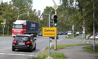 Das Ergebnis eines Missverständnisses: Im August 2019 verdeckte das neue Ortseingangsschild zunächst die Ampel, dann hing wurde es kurzerhand tiefer gehängt. - Nicole Bliesener Das Ergebnis eines Missverständnisses: Im August 2019 verdeckte das neue Ortseingangsschild zunächst die Ampel, dann hing wurde es kurzerhand tiefer gehängt. - Nicole Bliesener