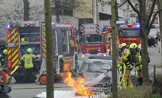 Auf dem Rückweg von einer Einkaufsfahrt nach Bad Oeynhausen ist dieser Seat eines 76-jährigen Löhners plötzlich in Flammen aufgegangen. - Ulf Hanke Auf dem Rückweg von einer Einkaufsfahrt nach Bad Oeynhausen ist dieser Seat eines 76-jährigen Löhners plötzlich in Flammen aufgegangen. - Ulf Hanke