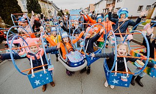Die Kinder der Pollhansschule haben mit Autoscootern und Riesenradgondeln gute Chancen auf einen der vorderen Plätze im Wettbewerb um die besten Kostüme. Sie haben sich die Pollhanskirmes vorgenommen, die direkt vor ihrer Schule stattfindet. - BESIM MAZHIQI Die Kinder der Pollhansschule haben mit Autoscootern und Riesenradgondeln gute Chancen auf einen der vorderen Plätze im Wettbewerb um die besten Kostüme. Sie haben sich die Pollhanskirmes vorgenommen, die direkt vor ihrer Schule stattfindet. - BESIM MAZHIQI