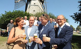 An der Mühle in Destel stieß Kai Abruszat (3. v. l.) auch mit Schulministerin Yvonne Gebauer, dem stellvertretenden Ministerpräsidenten Joachim Stamp und Landtagspräsident André Kuper an. - Joern Spreen-Ledebur An der Mühle in Destel stieß Kai Abruszat (3. v. l.) auch mit Schulministerin Yvonne Gebauer, dem stellvertretenden Ministerpräsidenten Joachim Stamp und Landtagspräsident André Kuper an. - Joern Spreen-Ledebur