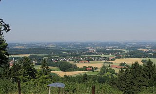 Von der Schwedenschanze hat man einen wunderbaren Ausblick über Kirchdornberg hinweg. - wandertouren 2015/pr Von der Schwedenschanze hat man einen wunderbaren Ausblick über Kirchdornberg hinweg. - wandertouren 2015/pr