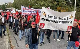 Mehr als 200 Demonstranten machten sich nach der Schaeffler-Betriebsversammlung auf den Weg. - Frank Jasper Mehr als 200 Demonstranten machten sich nach der Schaeffler-Betriebsversammlung auf den Weg. - Frank Jasper