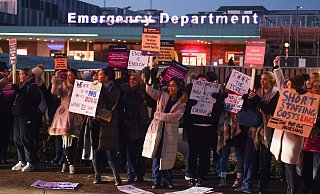 Beschäftigte und Pflegekräfte des Gesundheitsdienstes NHS verlangen eine deutliche Lohnerhöhung. - Peter Powell/PA Wire/dpa Beschäftigte und Pflegekräfte des Gesundheitsdienstes NHS verlangen eine deutliche Lohnerhöhung. - Peter Powell/PA Wire/dpa