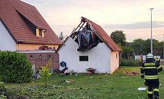 Das mit fünf Personen besetzte Auto landete im Dach des Hauses. Das hatte einen Großeinsatz der Rettungskräfte zur Folge. - Polizei Osnabrück Das mit fünf Personen besetzte Auto landete im Dach des Hauses. Das hatte einen Großeinsatz der Rettungskräfte zur Folge. - Polizei Osnabrück