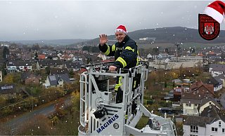 Unterbrandmeister Uwe Hütte winkt den Höxteranern zu. - Thomas Kube Unterbrandmeister Uwe Hütte winkt den Höxteranern zu. - Thomas Kube