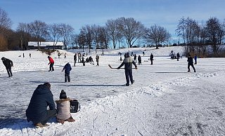 Auf dem Lahder Badesee waren zahlreiche Kinder und WIntersportler unterwegs. - Kai Senf Auf dem Lahder Badesee waren zahlreiche Kinder und WIntersportler unterwegs. - Kai Senf