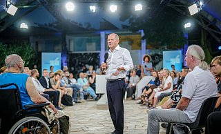 «Welches Patentrezept haben Sie?» - Kanzler Scholz fragt bei einem Bürgerdialog um Rat, was das zerstrittene Bild der Ampel angeht. - Kay Nietfeld/dpa «Welches Patentrezept haben Sie?» - Kanzler Scholz fragt bei einem Bürgerdialog um Rat, was das zerstrittene Bild der Ampel angeht. - Kay Nietfeld/dpa