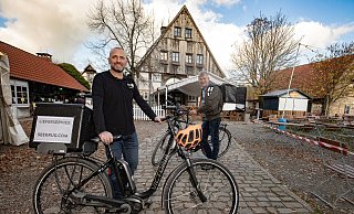 Taskin Dettloff (l.) versorgte Seekrug-Wirt Christian Schulz mit E-Bikes für dessen Lieferdienst. - Oliver Krato Taskin Dettloff (l.) versorgte Seekrug-Wirt Christian Schulz mit E-Bikes für dessen Lieferdienst. - Oliver Krato