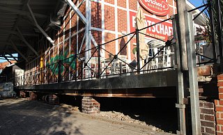 An der Südbahn: Unter der Terrasse von "Karlchens Brotschaft" wurde am 20. September die Leiche entdeckt. - Heidi Froreich An der Südbahn: Unter der Terrasse von "Karlchens Brotschaft" wurde am 20. September die Leiche entdeckt. - Heidi Froreich