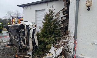 Der Mercedes wurde bei der Kollision mit der Hauswand schwer beschädigt. - Andreas Eickhoff Der Mercedes wurde bei der Kollision mit der Hauswand schwer beschädigt. - Andreas Eickhoff