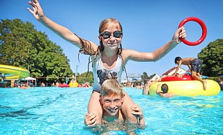 Sie trugen ihren Teil dazu bei: Lis und Jorifa im Freibad Dornberg bei der Pool Party. - Sarah Jonek Sie trugen ihren Teil dazu bei: Lis und Jorifa im Freibad Dornberg bei der Pool Party. - Sarah Jonek