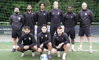 Türkgücü Gütersloh mit (hinten, v. l.) Co-Trainer Julyano Igrek, Murtaddha Nagem, Jean Armand Assi, Maik Rubzov, Nico Siya, Trainer Uwe Beck sowie (vorne, v. l.) Baran Bakir, Sabit Salihi und Roger Music startet ambitioniert in die neue Saison. - Verein Türkgücü Gütersloh mit (hinten, v. l.) Co-Trainer Julyano Igrek, Murtaddha Nagem, Jean Armand Assi, Maik Rubzov, Nico Siya, Trainer Uwe Beck sowie (vorne, v. l.) Baran Bakir, Sabit Salihi und Roger Music startet ambitioniert in die neue Saison. - Verein