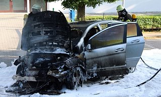 Der Mercedes des 76-Jährigen wurde durch das Feuer völlig zerstört. - Polizei Minden-Lübbecke Der Mercedes des 76-Jährigen wurde durch das Feuer völlig zerstört. - Polizei Minden-Lübbecke