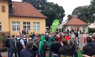Polizeibeamte wurden zur Veranstaltung gerufen, rechts in rot Katrin Göring-Eckardt. - Ingo Kalischek Polizeibeamte wurden zur Veranstaltung gerufen, rechts in rot Katrin Göring-Eckardt. - Ingo Kalischek