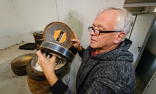 Einen kleinen Teil der beschädigten Filme und ihre verrußten und oxidierten Dosen hat Medienarchivar Frank Becker im Keller der ehemaligen Brackweder Post deponiert. Die sichtet, säubert und etikettiert er nach und nach. - Andreas Zobe Einen kleinen Teil der beschädigten Filme und ihre verrußten und oxidierten Dosen hat Medienarchivar Frank Becker im Keller der ehemaligen Brackweder Post deponiert. Die sichtet, säubert und etikettiert er nach und nach. - Andreas Zobe