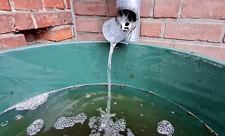 Ein verschließbarer Behälter zum Auffangen und Speichern des Regenwassers sollte in keinem Garten fehlen. - Birgit Vredenburg Ein verschließbarer Behälter zum Auffangen und Speichern des Regenwassers sollte in keinem Garten fehlen. - Birgit Vredenburg