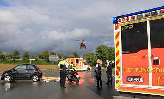 Nach dem Zusammenstoß eines Pkw und eines Mopeds auf der Landesstraße 886 nahe Münsterbrock wurde der schwer verletzte Mopedfahrer mit einem Rettungshubschrauber in eine Spezialklinik geflogen. - Madita Schellenberg Nach dem Zusammenstoß eines Pkw und eines Mopeds auf der Landesstraße 886 nahe Münsterbrock wurde der schwer verletzte Mopedfahrer mit einem Rettungshubschrauber in eine Spezialklinik geflogen. - Madita Schellenberg