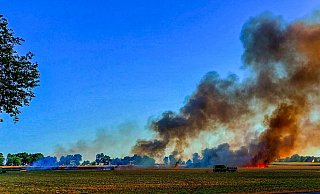 Dichte Rauchwolken stehen über der Feldflur im Osten des Delbrücker Stadtteils Westenholz. - Feuerwehr Delbrück/Meinolf Brökelmann Dichte Rauchwolken stehen über der Feldflur im Osten des Delbrücker Stadtteils Westenholz. - Feuerwehr Delbrück/Meinolf Brökelmann