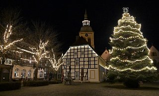 Auch wenn die große Tanne in diesem Jahr alleine auf dem Marktplatz steht, passiert dennoch einiges in der Stadt. - Waltraud Leskovsek Auch wenn die große Tanne in diesem Jahr alleine auf dem Marktplatz steht, passiert dennoch einiges in der Stadt. - Waltraud Leskovsek