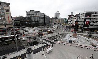 Helles Pflaster, dunkle Radstreifen: Auf der Seite Niedernstraße sind die Farben des neuen Jahnplatzes schon erkennbar. Auf der Nordseite läuft der Umbau mit Hochdruck. - Wolfgang Rudolf Helles Pflaster, dunkle Radstreifen: Auf der Seite Niedernstraße sind die Farben des neuen Jahnplatzes schon erkennbar. Auf der Nordseite läuft der Umbau mit Hochdruck. - Wolfgang Rudolf