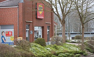 Der NP-Markt in Wulferdingsen war am späten Dienstagabend das Ziel eines bewaffneten Überfalls. Das Gelände wird, so steht es am Gebäude, grundsätzlich videoüberwacht. - Nicole Sielermann Der NP-Markt in Wulferdingsen war am späten Dienstagabend das Ziel eines bewaffneten Überfalls. Das Gelände wird, so steht es am Gebäude, grundsätzlich videoüberwacht. - Nicole Sielermann