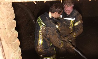 Die Einsatzkleidung von Johannes Rehrmann und Albert Fischer von der Feuerwehr Erkeln war nach stundenlanger Arbeit in einem Keller in Erkeln am Tag nach der Katastrophe völlig verschlammt. - David Schellenberg Die Einsatzkleidung von Johannes Rehrmann und Albert Fischer von der Feuerwehr Erkeln war nach stundenlanger Arbeit in einem Keller in Erkeln am Tag nach der Katastrophe völlig verschlammt. - David Schellenberg