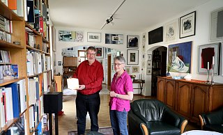 Auch das im wahrsten Sinne "erleuchtete Buch" gehört zur Bibliothek von Johannes und Annette Beer. Wo im Wohnzimmer kein Bücherregal steht, hängt Kunst an der Wand. - Frank-Michael Kiel-Steinkamp Auch das im wahrsten Sinne "erleuchtete Buch" gehört zur Bibliothek von Johannes und Annette Beer. Wo im Wohnzimmer kein Bücherregal steht, hängt Kunst an der Wand. - Frank-Michael Kiel-Steinkamp