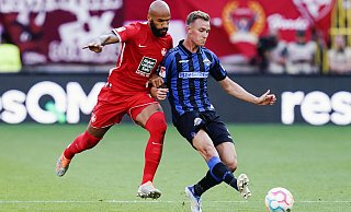 SCP-Verteidiger Jasper van der Werff vertändelte gegen FCK-Stürmer Terrence Boyd (l.) kurz vor der Pause den Ball und wurde zur Halbzeit ausgewechselt. - picture alliance/dpa SCP-Verteidiger Jasper van der Werff vertändelte gegen FCK-Stürmer Terrence Boyd (l.) kurz vor der Pause den Ball und wurde zur Halbzeit ausgewechselt. - picture alliance/dpa