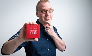 Tut so, als würde er die Antworten nicht kennen: Matthias Borner (47) hat sich hundert Fragen ausgedacht. Sie bescheren einige verblüffende Aha-Effekte. Tut so, als würde er die Antworten nicht kennen: Matthias Borner (47) hat sich hundert Fragen ausgedacht. Sie bescheren einige verblüffende Aha-Effekte.