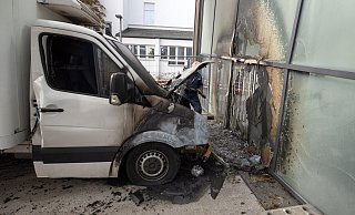 Der ausgebrannte VW Crafter steht noch vor den ebenfalls durchs Feuer zerstörten Stadthallen-Scheiben. - Oliver Krato Der ausgebrannte VW Crafter steht noch vor den ebenfalls durchs Feuer zerstörten Stadthallen-Scheiben. - Oliver Krato