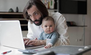 Eine Lage wie diese erleben gerade viele Mütter und Väter. Sie müssen Arbeit und Kinderbetreuung im Alltag oftmals zugleich schaffen. Viele Eltern fühlen sich deshalb übersehen von der Politik. - imago images/fStop Images Eine Lage wie diese erleben gerade viele Mütter und Väter. Sie müssen Arbeit und Kinderbetreuung im Alltag oftmals zugleich schaffen. Viele Eltern fühlen sich deshalb übersehen von der Politik. - imago images/fStop Images