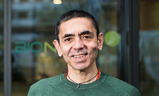 Ugur Sahin, Vorstandsvorsitzender des von ih gegründeten Unternehmens Biontech, wurde in der Türkei geboren und kam mit vier Jahren nach Deutschland. Sein Abitur machte er als erstes türkischstämmiges Gastarbeiterkind der Schule, wurde Arzt und Unternehmensgründer. - Andreas Arnold Ugur Sahin, Vorstandsvorsitzender des von ih gegründeten Unternehmens Biontech, wurde in der Türkei geboren und kam mit vier Jahren nach Deutschland. Sein Abitur machte er als erstes türkischstämmiges Gastarbeiterkind der Schule, wurde Arzt und Unternehmensgründer. - Andreas Arnold