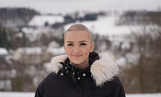 An Weihnachten 2021 fallen Julia Fischer plötzlich die Haare aus. Später entscheidet sie sich dazu, eine Glatze zu rasieren. - Julia Fischer An Weihnachten 2021 fallen Julia Fischer plötzlich die Haare aus. Später entscheidet sie sich dazu, eine Glatze zu rasieren. - Julia Fischer