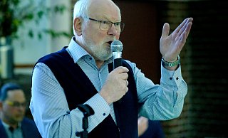 Henner Schröder, der Vorsitzende des Dorf- und Heimatvereins Isselhorst tauschte sich mit 100 Bürgern über die Zukunft des Dorfplatzes aus. - Andreas Frücht Henner Schröder, der Vorsitzende des Dorf- und Heimatvereins Isselhorst tauschte sich mit 100 Bürgern über die Zukunft des Dorfplatzes aus. - Andreas Frücht