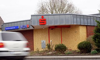 Die Sparkasse im niedersächsischen Teil von Bruchmühlen ist nach der Automaten-Sprengung geschlossen. Wann die Filiale wieder öffnen kann, ist noch ungewiss. - Niklas Krämer Die Sparkasse im niedersächsischen Teil von Bruchmühlen ist nach der Automaten-Sprengung geschlossen. Wann die Filiale wieder öffnen kann, ist noch ungewiss. - Niklas Krämer